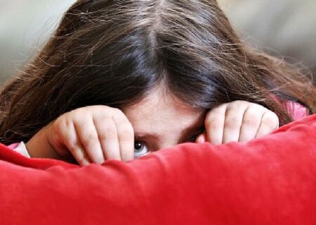 آموزش مادران، کلید محافظت بهتر از دختران در برابر آزار جنسی