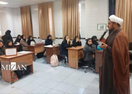 اجرای طرح قاضی مدرسه در هنرستان دخترانه شاهد سهام خیام بیرجند؛ آموزش پیشگیری از جرم به ۷۰ دانش‌آموز 