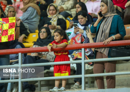 استقبال پرشور دختران خوزستانی از شهرآور فوتبال در اهواز