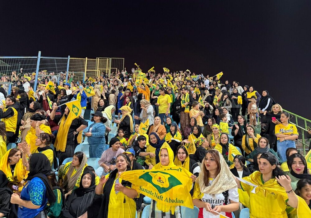 استقبال پرشور هواداران خانم آبادانی از بازی نفت – البرز