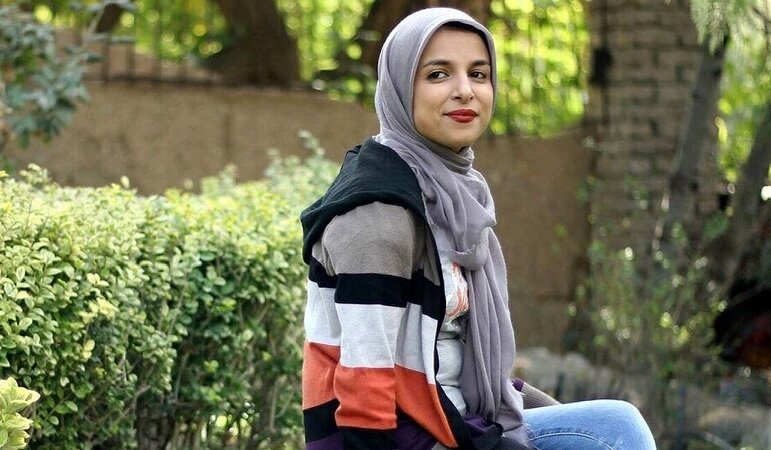 انتقاد روزنامه اطلاعات از حکم حبس برای زینب موسوی بخاطر اهانت به فردوسی/شاملو هم علیه فردوسی حرف زد، چون سوادش را نداشت