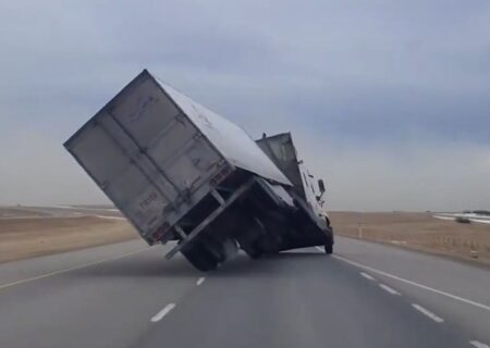 انحراف تریلی حامل باتری در آزادراه قزوین–کرج / سه مصدوم و ترافیک ۷ کیلومتری