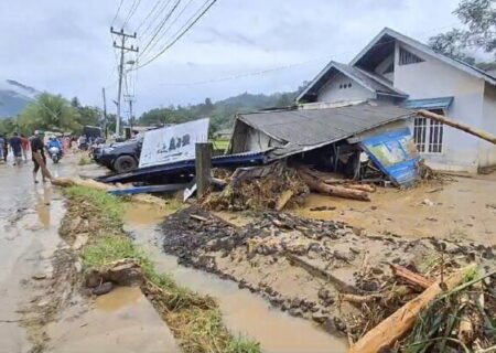 بیش از ۳۰۰ کشته در سیلاب اخیر اندونزی