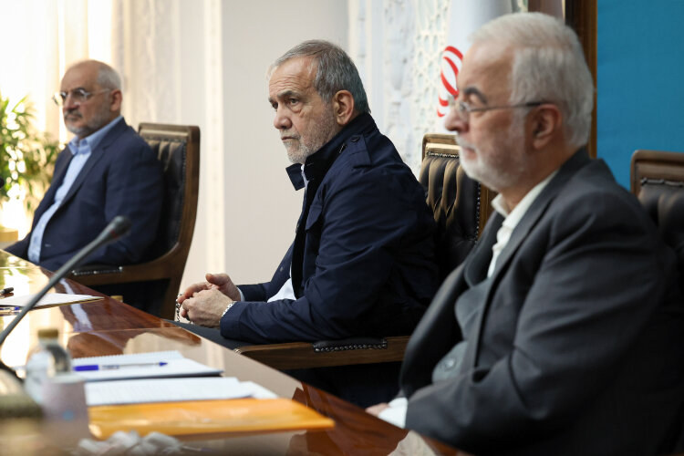 تاکید رئیس‌جمهور بر تلاش برای تغییر جدی سوخت خودروهای عمومی و خصوصی 