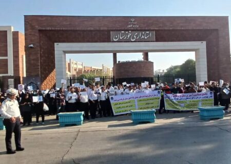 تجمع مسالمت آمیز کادر درمان خوزستان مقابل استانداری؛ درخواست پیگیری فوری مطالبات معوق