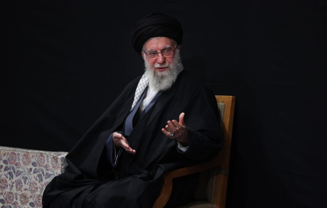 تصاویر خاص از رهبرانقلاب در اولین شب از ایام شهادت حضرت زهرا(س) + عکس