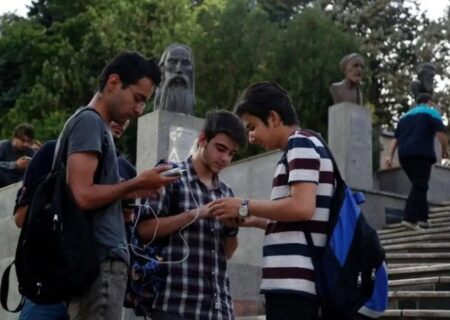 جوانانی میان دو جهان؛ گمشده در فضای مجازی و در جستجوی فرصت‌های واقعی/ تشدید چالش‌های رفتاری نسل زد در محیط‌های کاری و آموزشی