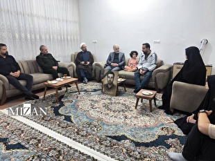 حضور رئیس سازمان زندان‌ها در منزل خانواده معظم شهید جنگ ۱۲ روزه با اسرائیل