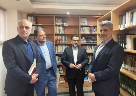 رئیس کل دادگستری استان به مناسبت روز کتاب و کتاب خوانی از کتابخانه تخصصی دادگستری کل استان بازدید کرد