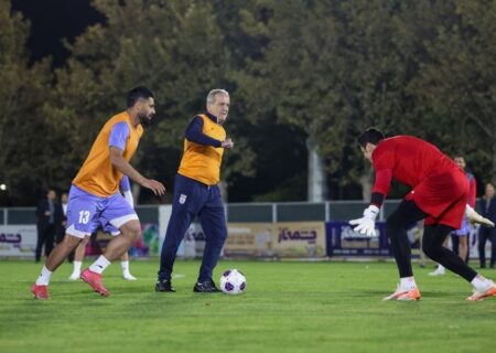 رئیس‌جمهور همراه با ملی‌پوشان فوتبال کشورمان پا به توپ شد