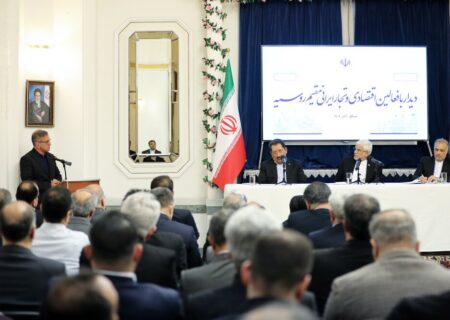 عارف: راهبرد قطعی کشور، توسعه روابط با کشورهای منطقه و اوراسیاست