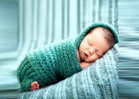 عباس عبدی خطاب به کسانی که برای کاهش فرزندآوری زنجموره می کنند: صورت مسئله را عوض نکنید؛ تا اقتصاد و تحریم حل نشود این مساله هم حل نمی شود