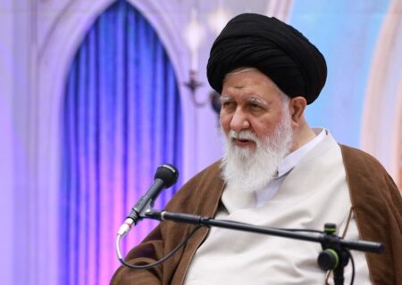 علم الهدی: در رسانه های خانگی از اتاق خواب پرده برداری می شود/ گوشی والدین در دست کودکان قرار می گیرد و آنها با صحنه های هنجارشکنانه رو به رو می شوند