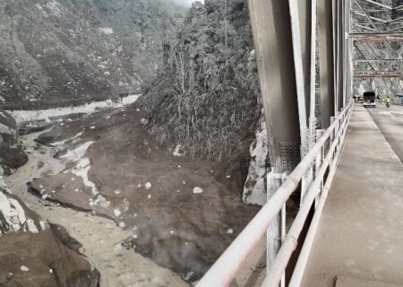 فوران آتشفشان در اندونزی و تخلیه بیش از ۱۰۰۰ نفر از مناطق در معرض خطر