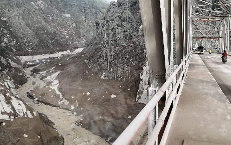 فوران آتشفشان در اندونزی و تخلیه بیش از ۱۰۰۰ نفر از مناطق در معرض خطر