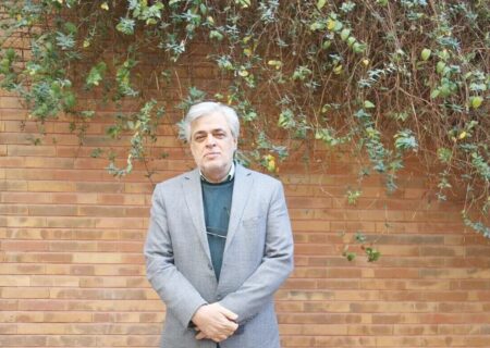 مهاجری در واکنش به استعفای فیاض زاهد: منتقدان را از قطار دولت پیاده نکنید / شرافت قلم خریدنی نیست