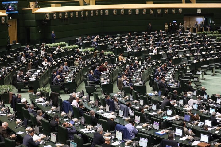 تذکر یک نماینده به پزشکیان درباره افزیاش قیمت بنزین؛ اگر فشار بیش از این بر مردم زیاد شود، زندگی آنها به کما می‌رود/ زنگنه: دست مجلس بسته نشده است