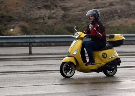 موتورسواری زنان حالا دیگر برای شهروندان عادی شده/ موتورهایی به رنگ بنفش یاسی،قرمزگوجه ای و زردقناری زیرپای خانمها