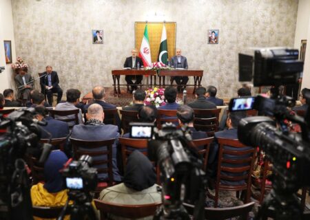 نشست خبری لاریجانی در سفر اسلام‌آباد + تصاویر