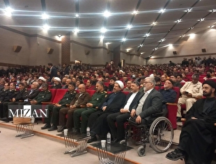 همه باید تلاش کنیم تا به معنی واقعی کلمه بسیجی باشیم