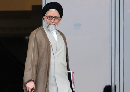 وزیر اطلاعات: دشمن تلاش می‌کند مقام معظم رهبری را هدف قرار دهد؛ گاهی با ترور و گاهی با هجمه‌های خصمانه‌ای که امروز در درون کشور هم به آن می‌پردازند