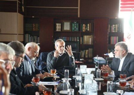 پزشکیان به استانداری رفت / جلسه ویژه رئیس‌جمهور برای حل مشکلات حمل‌ونقل ریلی