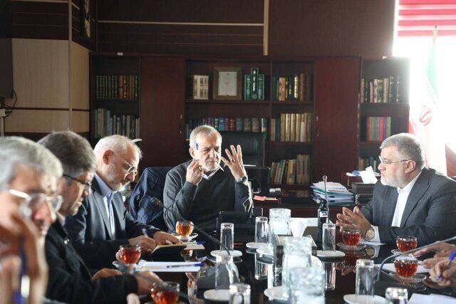 پزشکیان به استانداری رفت / جلسه ویژه رئیس‌جمهور برای حل مشکلات حمل‌ونقل ریلی