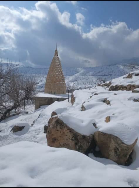 آغوش برفی امامزاده عبدالله؛ طبیعت، تاریخ و میزبانی اصیل در اندیکا.رئیس میراث فرهنگی اندیکا از مردم خواست که از این منطقه زیبا دیدن کنند.