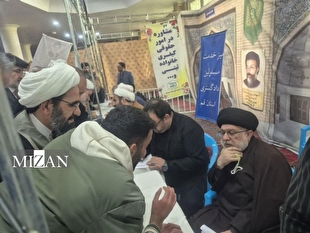 ارائه خدمات قضایی به ۳۵ مراجعه‌کننده در میز خدمت مسئولین عدلیه در نماز جمعه قم