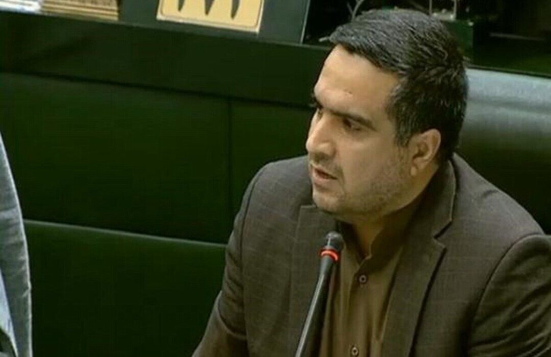 اسحاقی: وزرا احساس نکنند در دولت گوشه امنی دارند و به هیچ وجه استیضاح نخواهند شد/ نیکزاد: استیضاح وزرا از دستور کار مجلس خارج نشده است