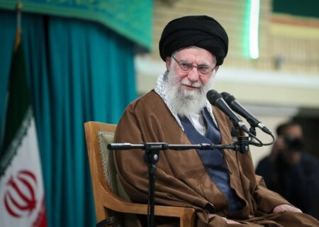 اسلام بر رعایت کامل احترام زن تأکید دارد