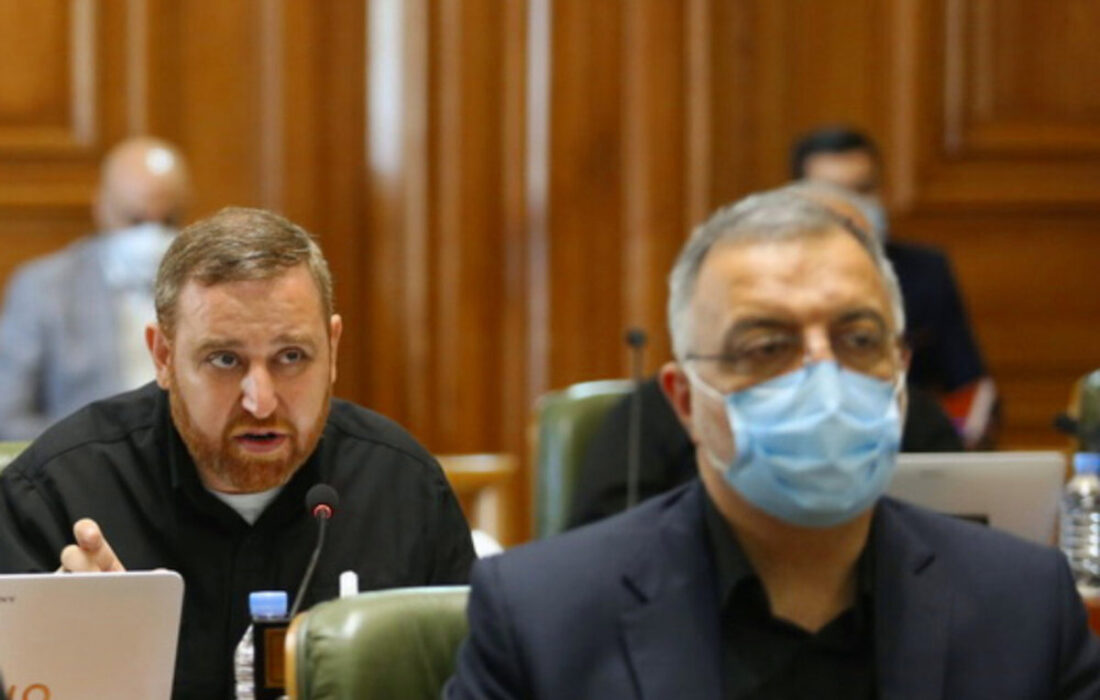 انتقاد تند از نصب گسترده تصاویر زاکانی در شهر و نماز جمعه/ عضو شورا: بودجه شهر صرف حکمرانی نمایشی میشود