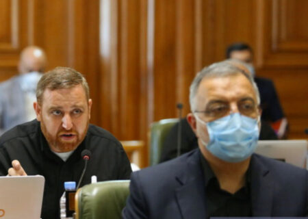 انتقاد تند از نصب گسترده تصاویر زاکانی در شهر و نماز جمعه/ عضو شورا: بودجه شهر صرف حکمرانی نمایشی می‌شود