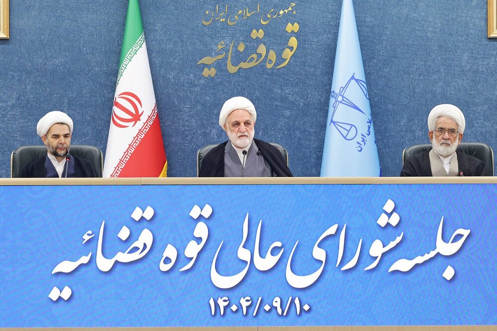 بعضا افرادی که زمانی انقلابی دوآتشه بودند اکنون مصرحات قانون اساسی را انکار میکنند