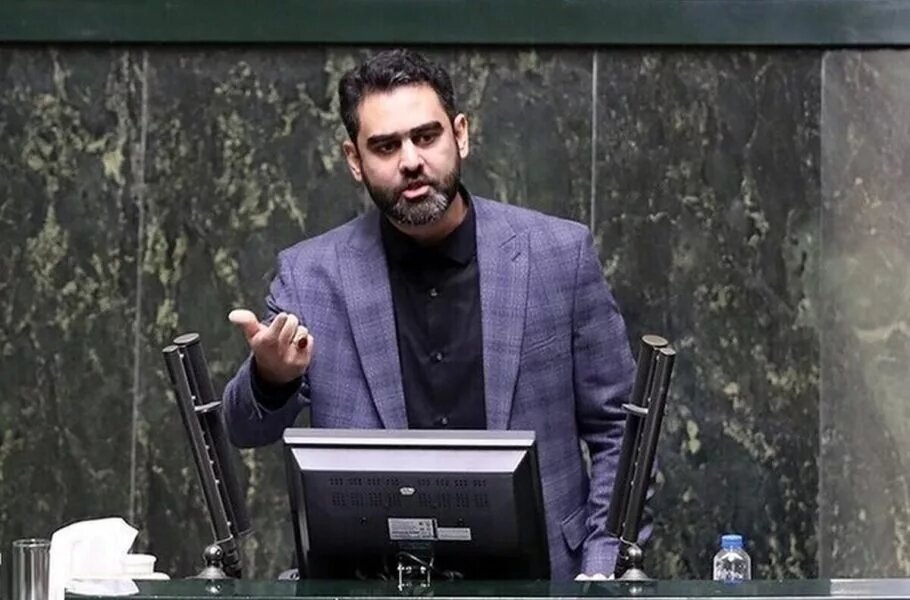 تهدید وزیر اقتصاد توسط نماینده نزدیک به جلیلی: بود و نبود شما در وزارت اقتصاد چه فرقی دارد؟ / قیمت ارز را کنترل نکنید تبعات بدی برایتان خواهد داشت