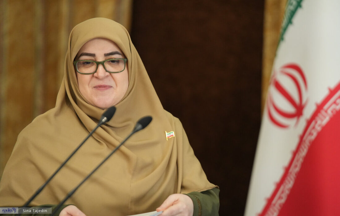 حاشیه‌ای از دیدار رهبری و زنان؛ تصویری متفاوت از سخنگوی دولت + عکس