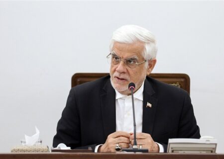 عارف: در انقلاب دو بال دانشجو و بازاری به میدان آمدند/معاون اول پزشکیان چه تاکیدی درباره مناطق محروم و مرزی داشت؟