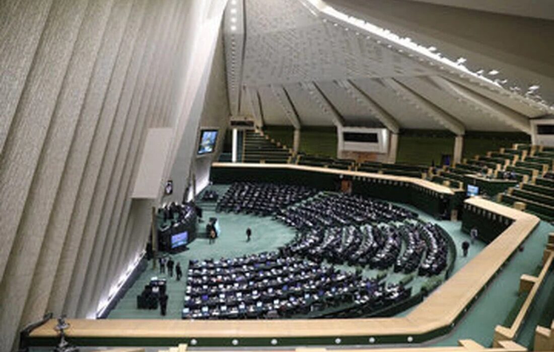 عضو کمیسیون اجتماعی مجلس: وزیر معیشتی دولت متأسفانه با یک توییت تندروها عقب نشینی می کند/ پزشکیان برای توقف استیضاح ها یکی از وزیران را برمیدارد