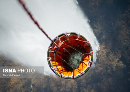 عملیات گسترده هلال‌احمر برای مهار آتش‌سوزی جنگل توسکستان/ ۳۲ سورت پرواز بالگرد در دو روز