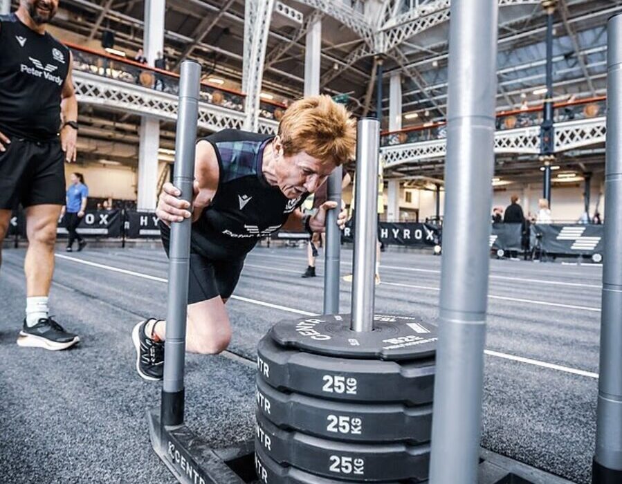 مادربزرگ ۷۱ ساله در مسابقات هایروکس، قدرت بدنی خود را به رخ کشید