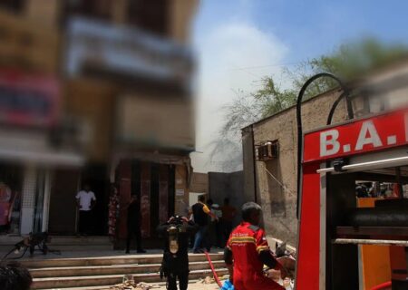 نجات زن گرفتار در آتش‌سوزی منزل مسکونی