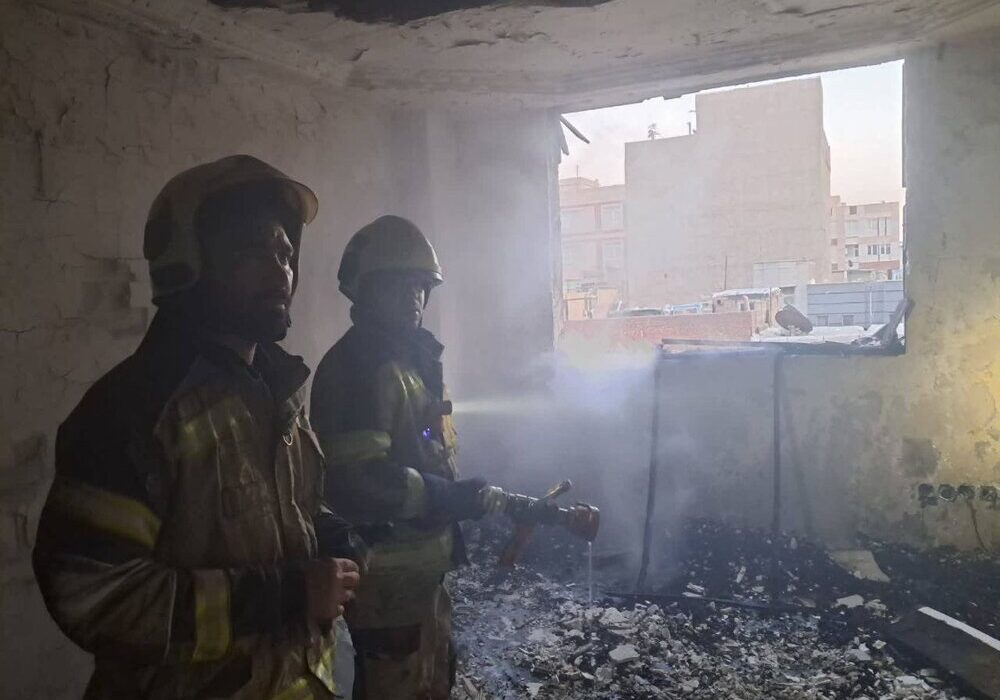 نجات ۱۵ ساکن از آتش‌سوزی شدید در ساختمان مسکونی نعمت‌آباد/ دو نفر دچار سوختگی و دودگرفتگی شدند