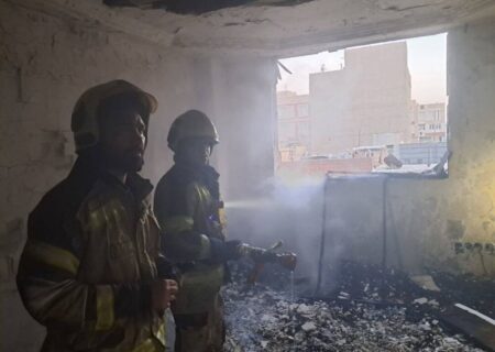 نجات ۱۵ ساکن از آتش‌سوزی شدید در ساختمان مسکونی نعمت‌آباد/ دو نفر دچار سوختگی و دودگرفتگی شدند