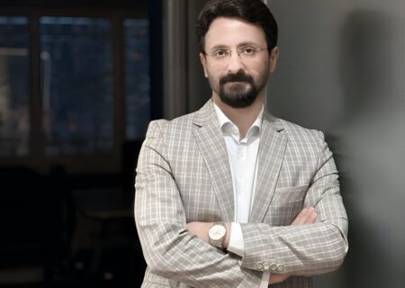 نشاط اجتماعی به‌شدت طبقاتی است؛ از نگاه مخالفان، کنسرت همایون شجریان رویداد موسیقیایی نبود یک نماد سیاسی بود/ هیچ جامعه‌ای با آینده مبهم شاد نیست