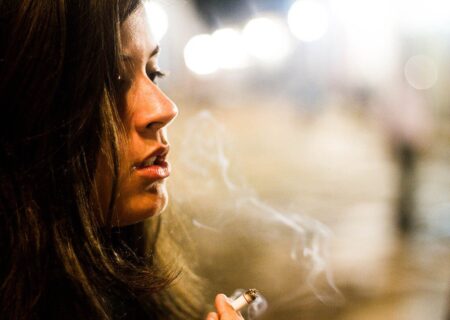چرا ترک سیگار برای زنان سخت‌تر از مردان است؟