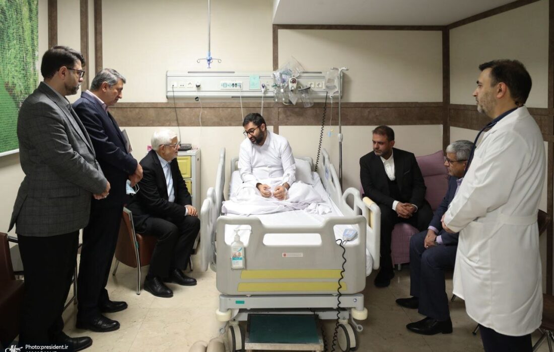 گریه معاون پزشکیان در آغوش محمدرضا عارف/ عیادت عارف و نماینده رهبری از سقاب اصفهانی+تصاویر