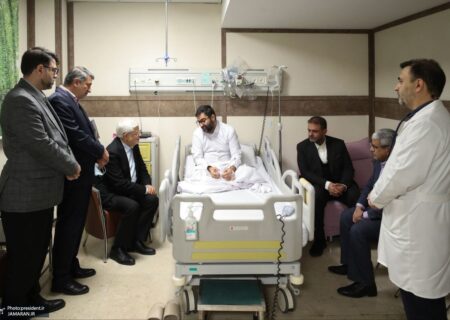 گریه معاون پزشکیان در آغوش محمدرضا عارف/ عیادت عارف و نماینده رهبری از سقاب اصفهانی+تصاویر