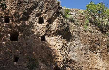  «بردگوری»؛ مدفن صخره‌ای کوچ‌گران بختیاری از دوران پیش از اسلام