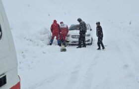 ریزش بهمن و کولاک شدید در محور تاراز؛ کرمعلیان ،سرپرست جمعیت هلال احمر شهرستان اندیکا از نجات ۲۷۰ مسافر توسط امدادگران هلال‌احمر این شهرستان خبر داد