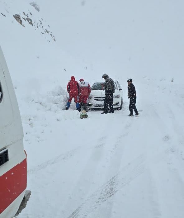 ریزش بهمن و کولاک شدید در محور تاراز؛ کرمعلیان ،سرپرست جمعیت هلال احمر شهرستان اندیکا از نجات ۲۷۰ مسافر توسط امدادگران هلال‌احمر این شهرستان خبر داد